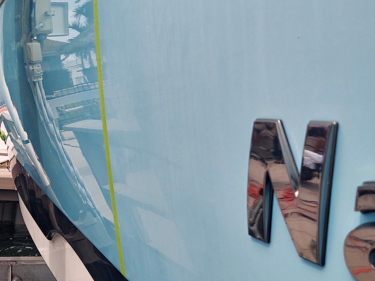 Blue boat hull gelcoat polishing and color restoration in Tampa